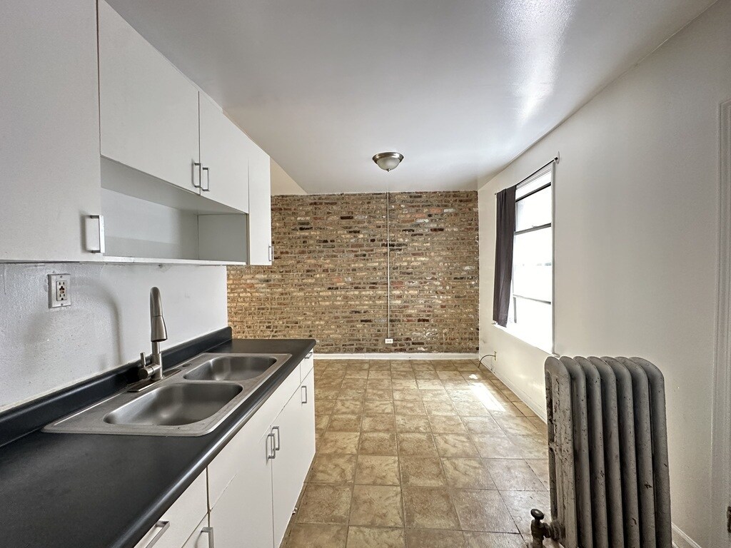 Building Photo - 2332 N Spaulding Ave