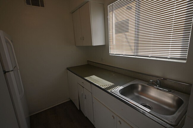 Building Photo - 2 Bed Apartment  - $1,050 - 378 N 13th Str...