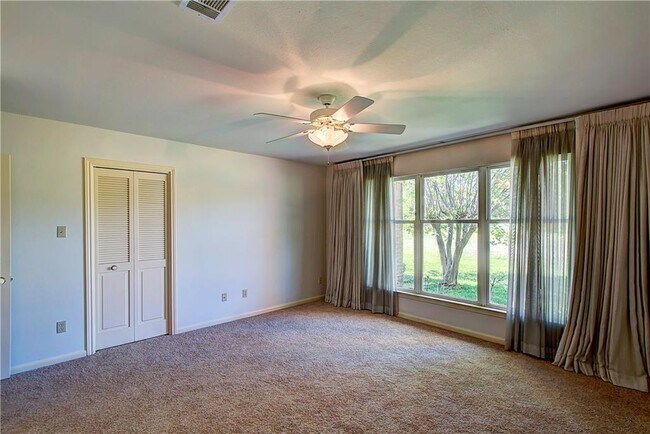 Building Photo - 11121 Pinehurst Dr