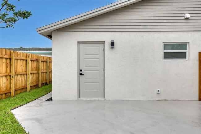 Building Photo - 416 W Mango St