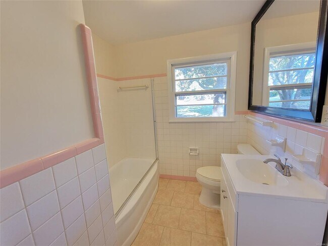 Building Photo - 950 Karen Rd