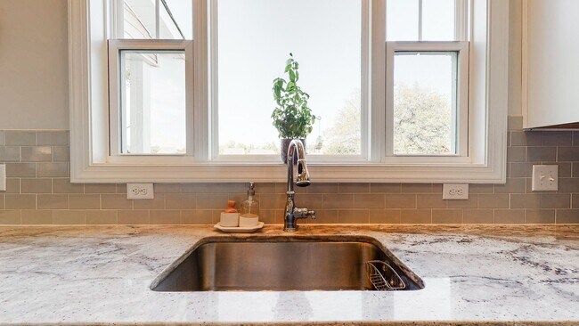 Building Photo - Large Luxe Home Hampstead