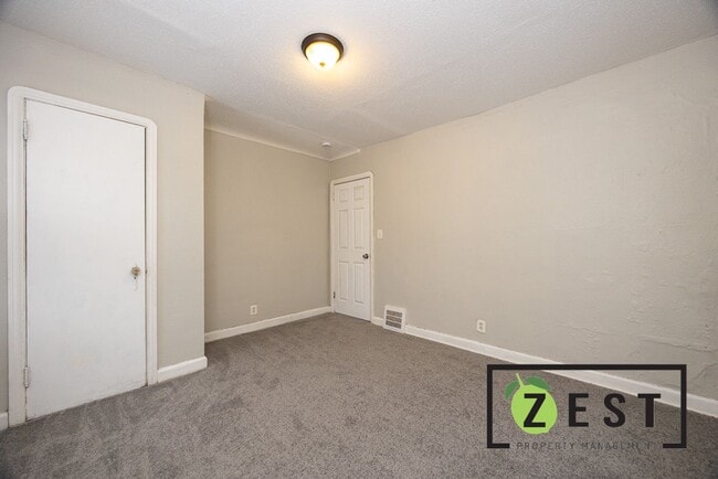 Building Photo - 2 BDRM 1 BTH