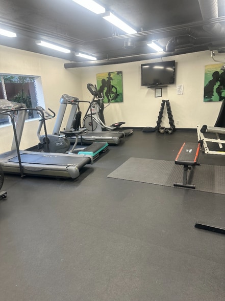 Building Photo - 15009 Moorpark St