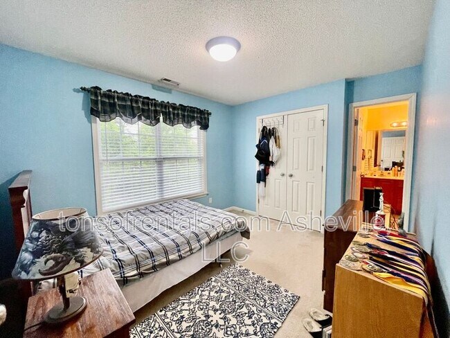 Building Photo - 51 Yorktown Cir