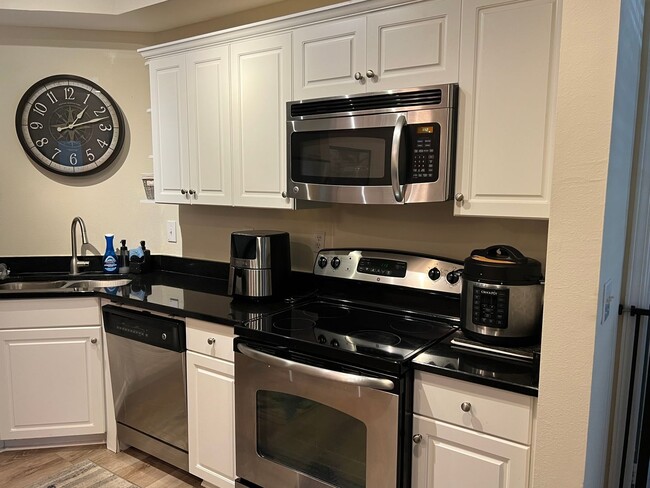 Building Photo - Unfurnished First Floor Condo w/ Garage!