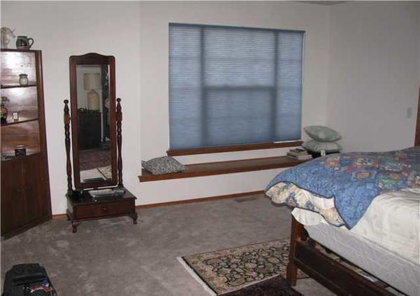Building Photo - Spacious Rockrimmon Home for Rent – Cul-de-Sac Location!