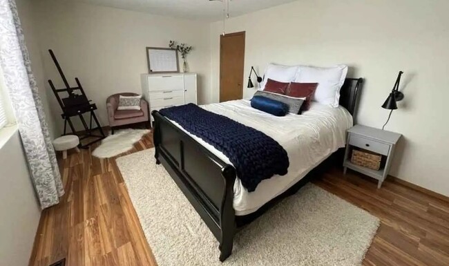 Building Photo - 2425 Bostrom Ct