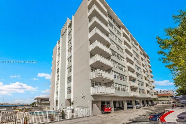 Building Photo - 2016 Bay Dr