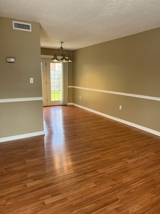 Building Photo - Hillbilly Private Drive