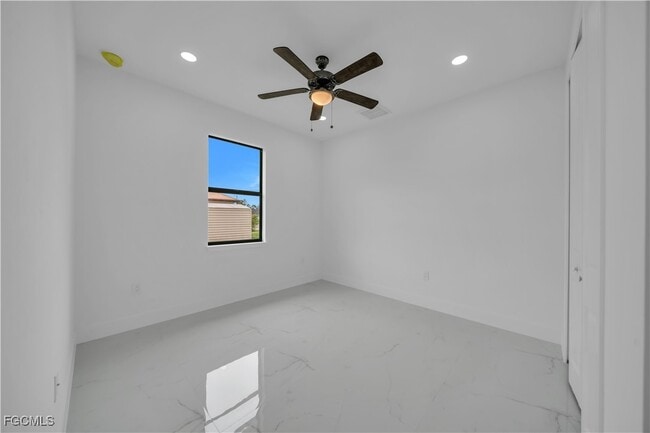 Building Photo - 708 Poinsettia Ave