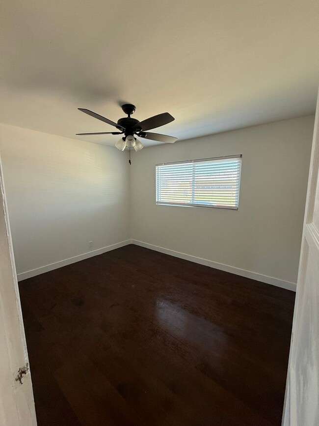 Building Photo - Beautifully Refurbished 2 Bedroom, 1 Bath Apartment