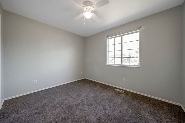 Building Photo - Spacious Sandy Rambler w 2 car attached