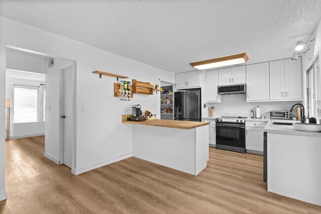 Building Photo - Spacious 3-Bedroom Townhome Across from Pearlridge – Available April 5