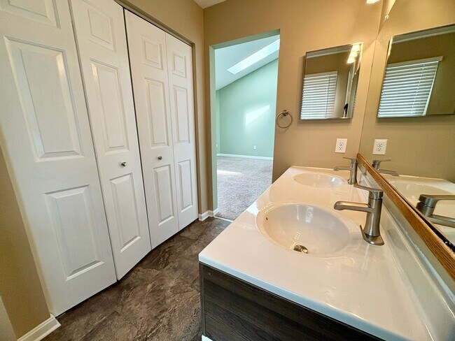 Building Photo - 2 Bedroom 2.5 Bathroom in Hummelstown!