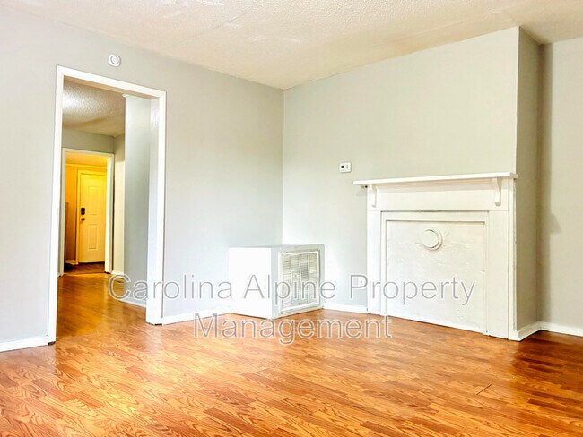 Building Photo - 405 S Oak St