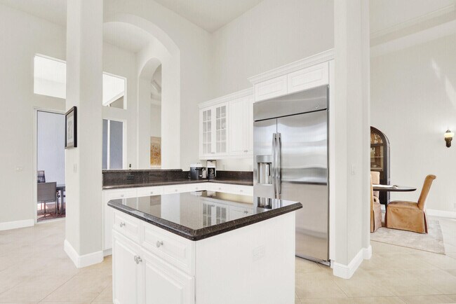 Building Photo - 528 Les Jardin Dr