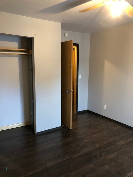 Building Photo - 722 6th Ave W