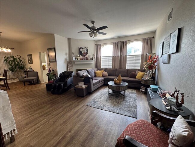 Building Photo - 1015 Thackeray Ln