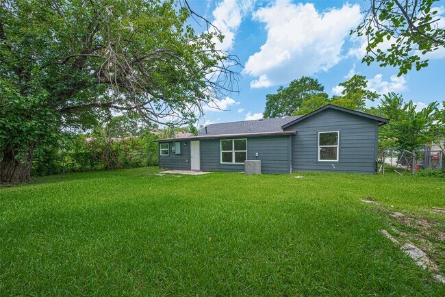 Building Photo - 606 Cresline St