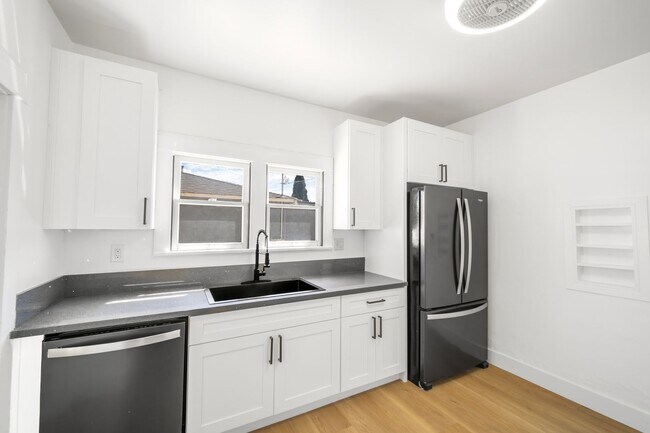 Building Photo - 3041 Valle Ave