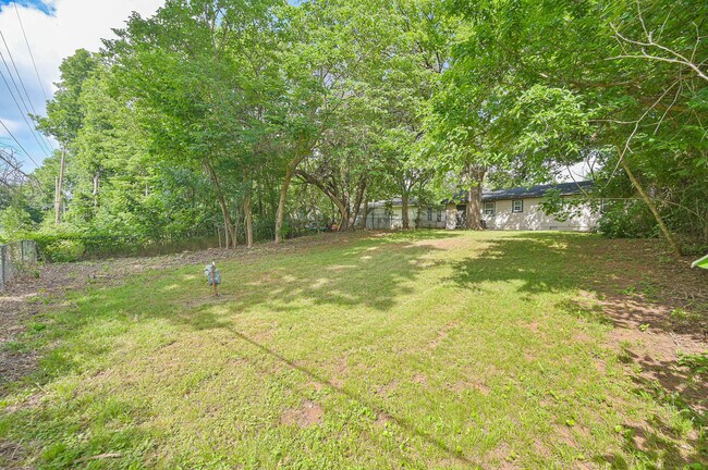 Building Photo - 3501 Sycamore Dr