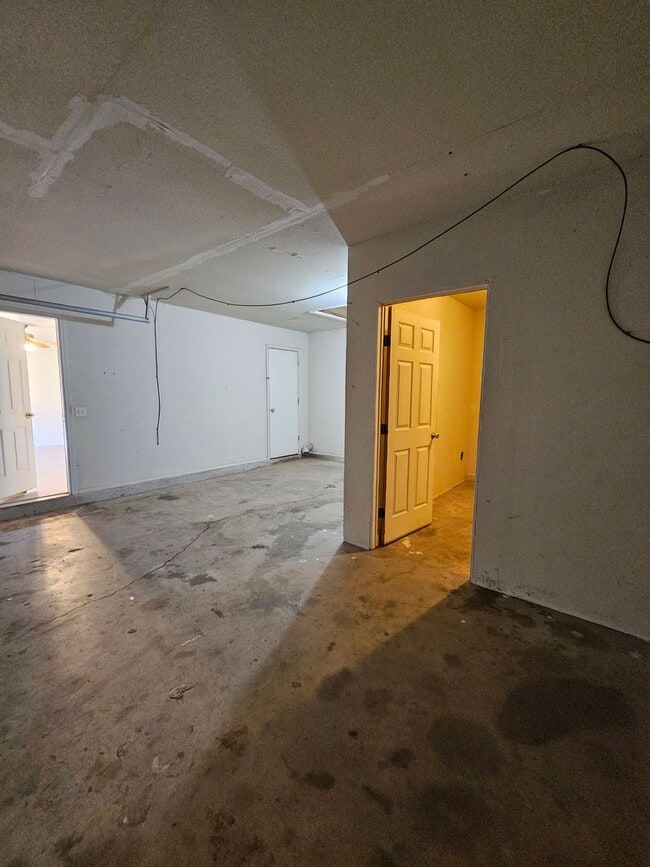 Building Photo - (3) Bed (2) Bath in Noble Avail NOW!