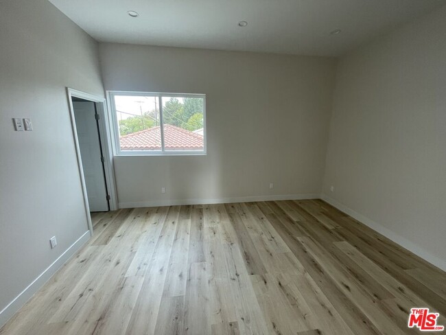 Building Photo - 16700 Moorpark St