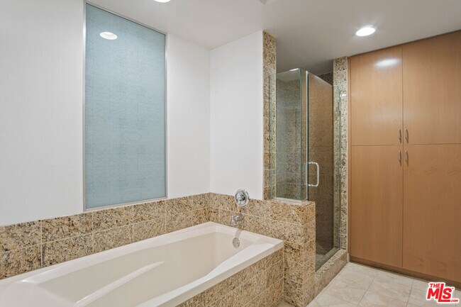 Building Photo - 13700 Marina Pointe Dr