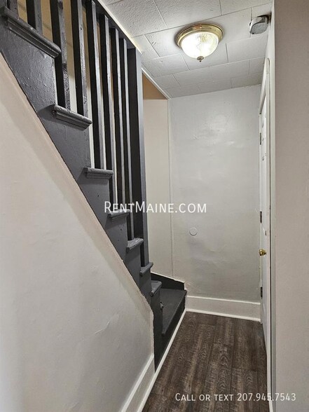 Building Photo - 27 Elm St