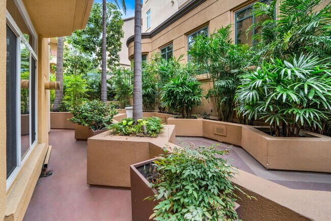 Building Photo - 2400 5th Ave