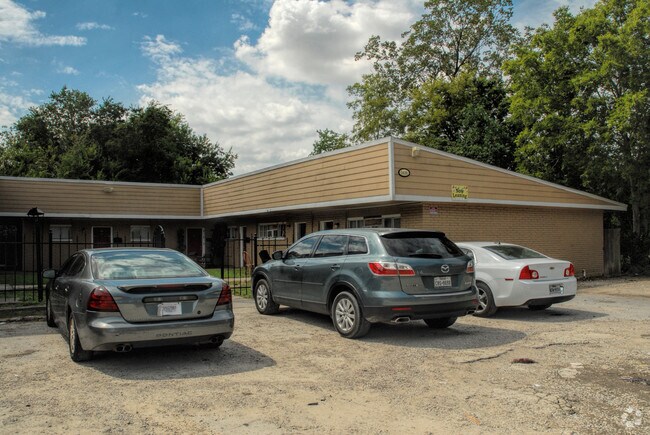 Building Photo - 3406 Daphne St