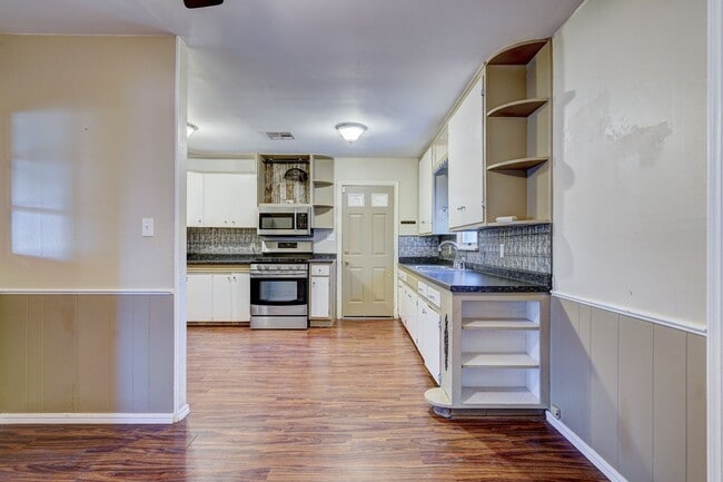 Building Photo - Stylish Home with Covered Deck & Easy I-44...