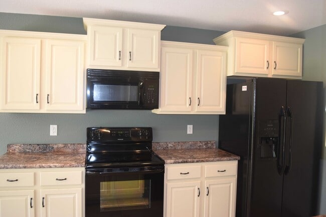 Building Photo - Gorgeous Split Foyer Home!