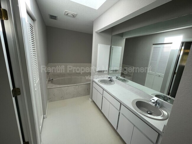 Building Photo - 25486 Avillas Ct