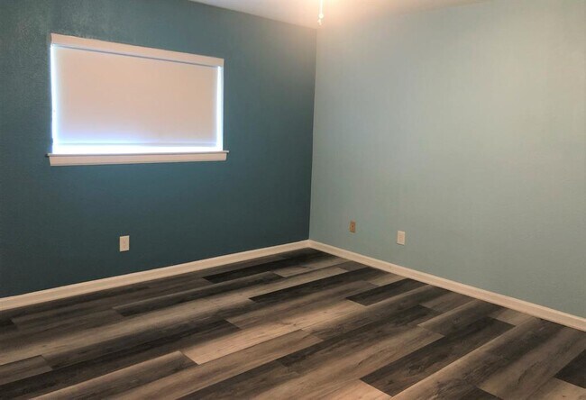 Building Photo - 814 N Riverside Dr