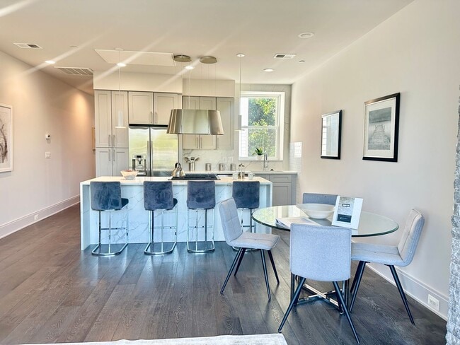 Building Photo - 2 Bedroom 2.5 Bathroom Penthouse with Park...
