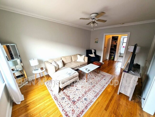 Primary Photo - 912 W Oakdale Ave