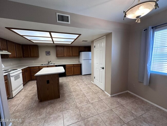 Building Photo - 16421 E Ashbrook Dr