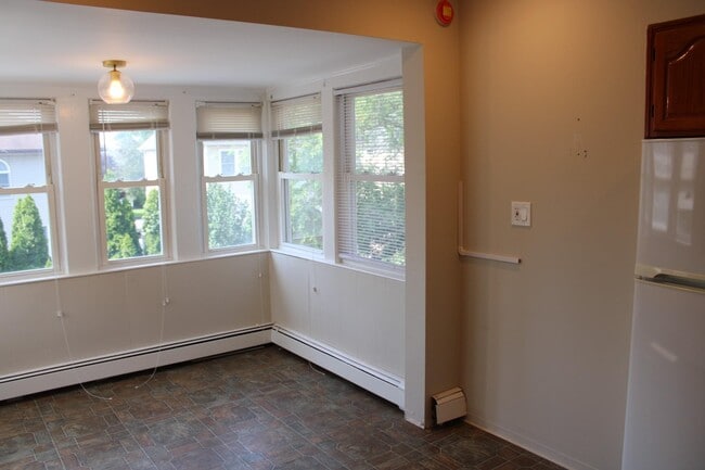Building Photo - 614 5th Ave