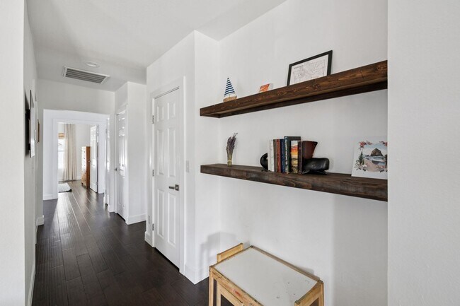 Building Photo - DARLING 2-BEDROOM MAHNCKE PARK COTTAGE