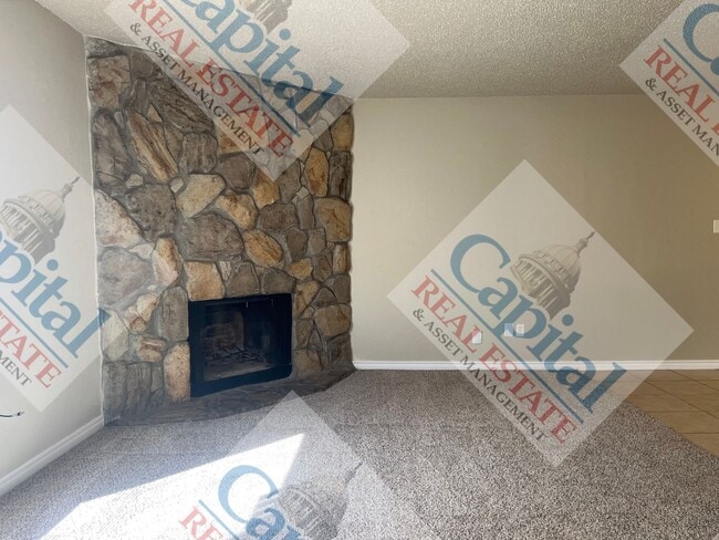 Building Photo - Charming 3 Bedroom