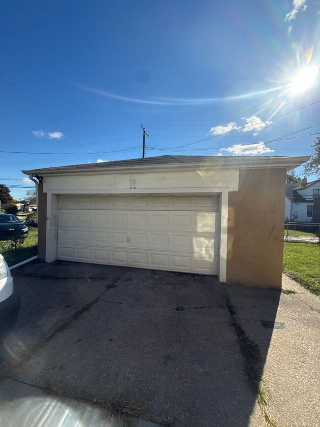 Building Photo - 4 Bedroom 2 Bath Home in Lincoln Park
