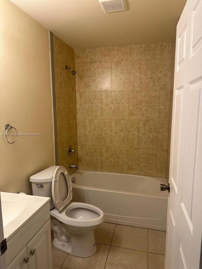 Building Photo - 409 Nicholas Pkwy W