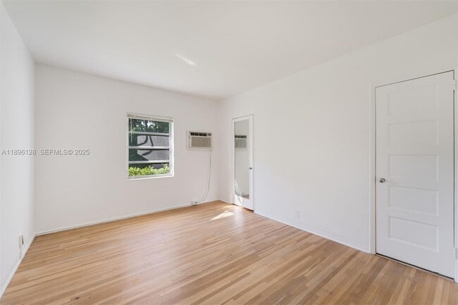 Building Photo - 520 W 51st Terrace