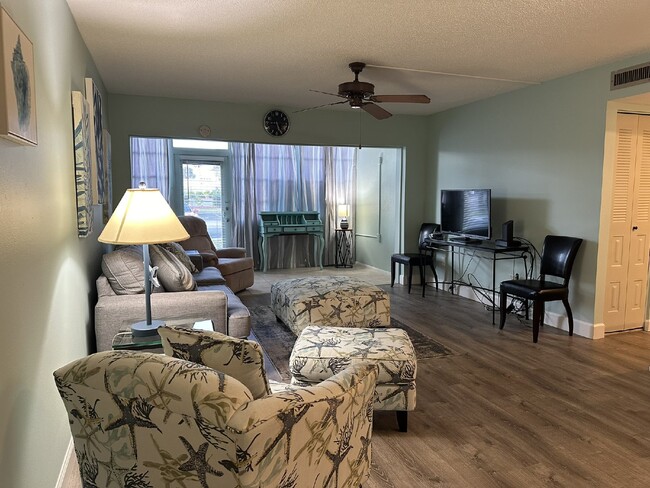 Building Photo - "Charming 2-Bed, 2-Bath Furnished Condo wi...