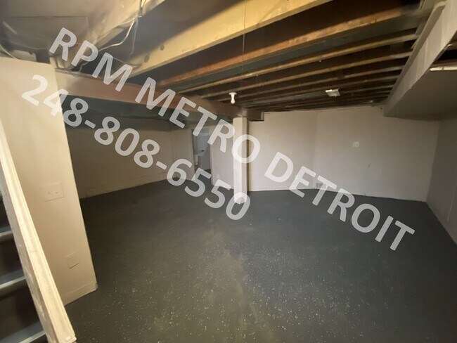 Building Photo - UPDATED COLONIAL HOME IN DETROIT