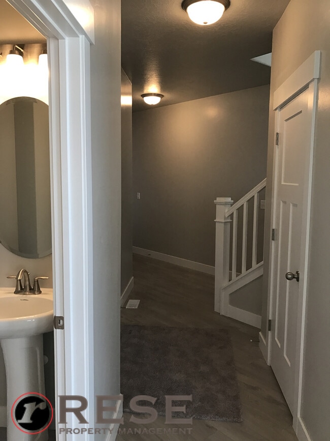 Building Photo - Beautiful Edge Townhome in Bluffdale
