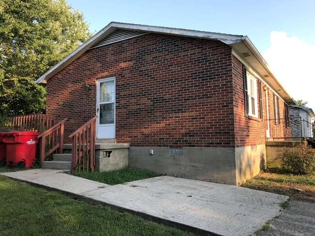 Building Photo - Move In Ready 3 Bedroom Brick Home