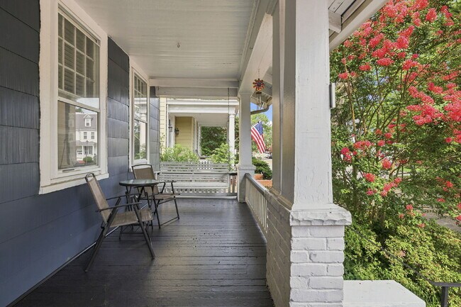 Building Photo - Live Steps from the Heart of Olde Towne